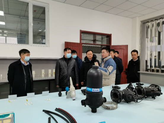 参观节水器材研发中心